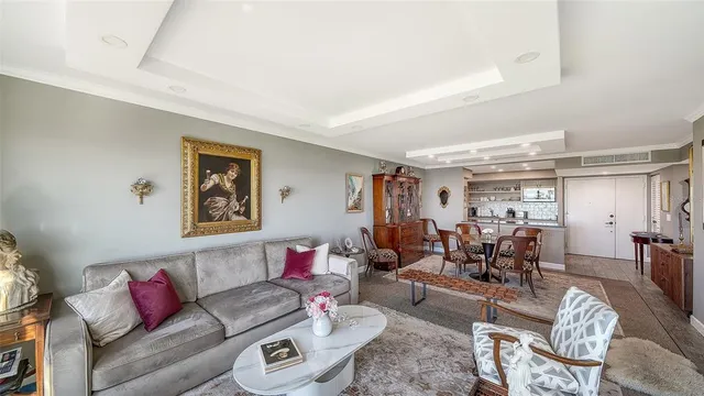 $1,100,000 | 707 South Gulfstream Avenue, Unit 505, Sarasota, FL 34236