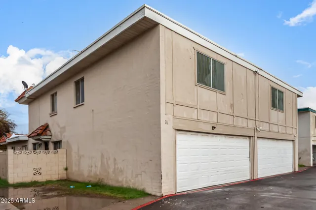 a view of a house with backyard