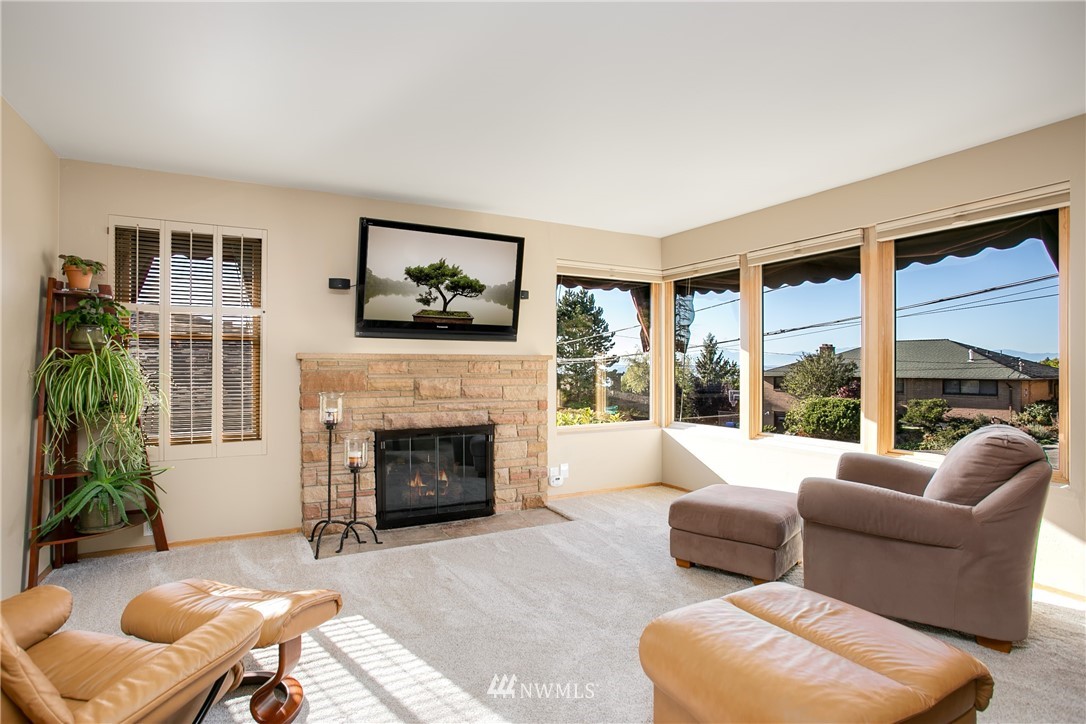 4053 Southwest Donovan Street Seattle, WA 98136 - Photo 3 of 23 Gallery Image 3
