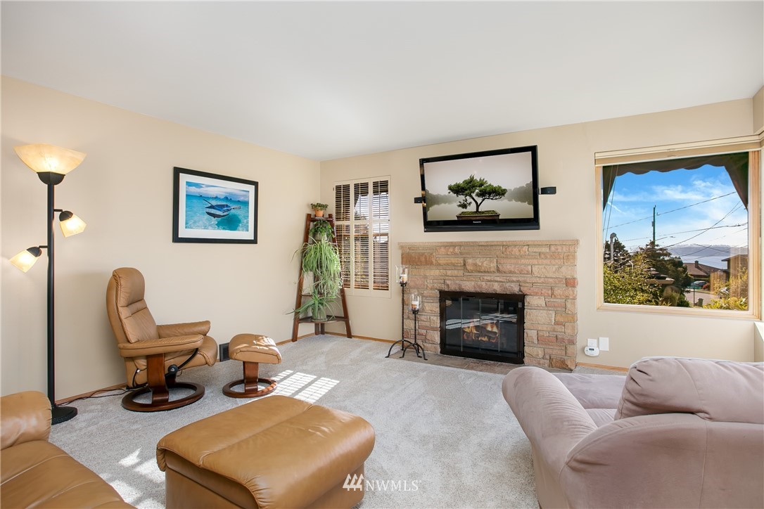 4053 Southwest Donovan Street Seattle, WA 98136 - Photo 4 of 23 Gallery Image 4