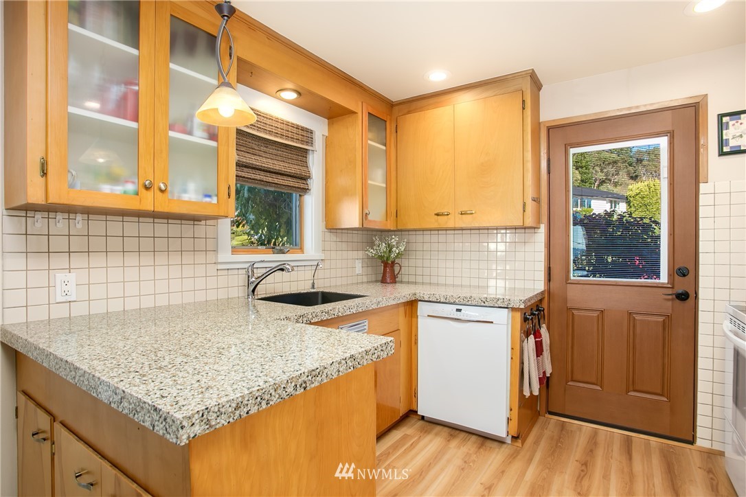 4053 Southwest Donovan Street Seattle, WA 98136 - Photo 5 of 23 Gallery Image 5