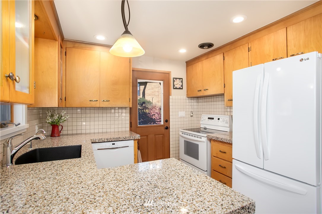 4053 Southwest Donovan Street Seattle, WA 98136 - Photo 6 of 23 Gallery Image 6