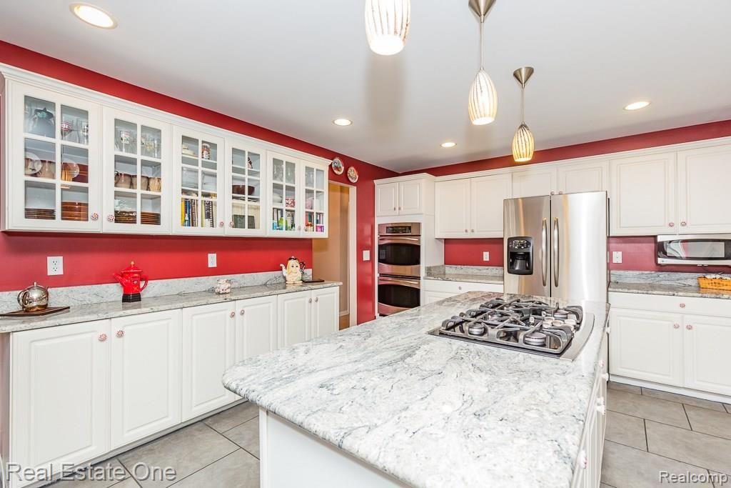 3815 Orion Road Oakland, MI 48363 - Photo 5 of 36 Gas Cooktop and Loads of Cabinets!