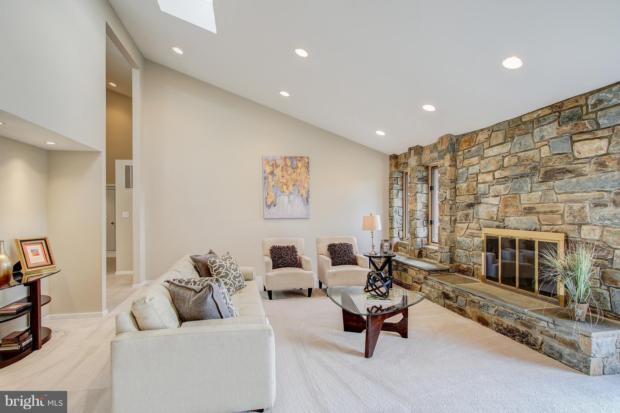 9912 Bluegrass Road Potomac, MD 20854 - Photo 5 of 30 Living Room