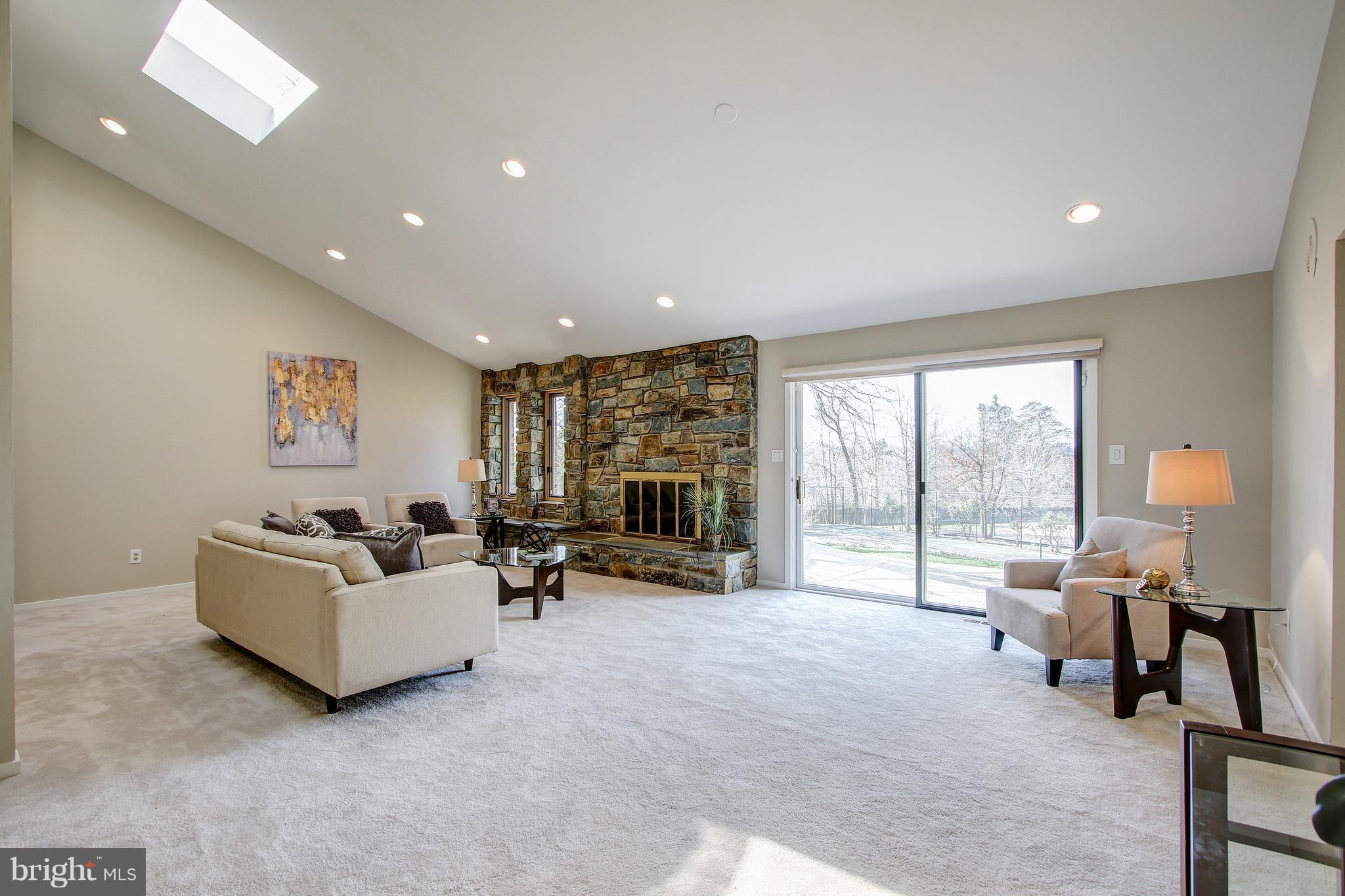 9912 Bluegrass Road Potomac, MD 20854 - Photo 6 of 30 Living Room