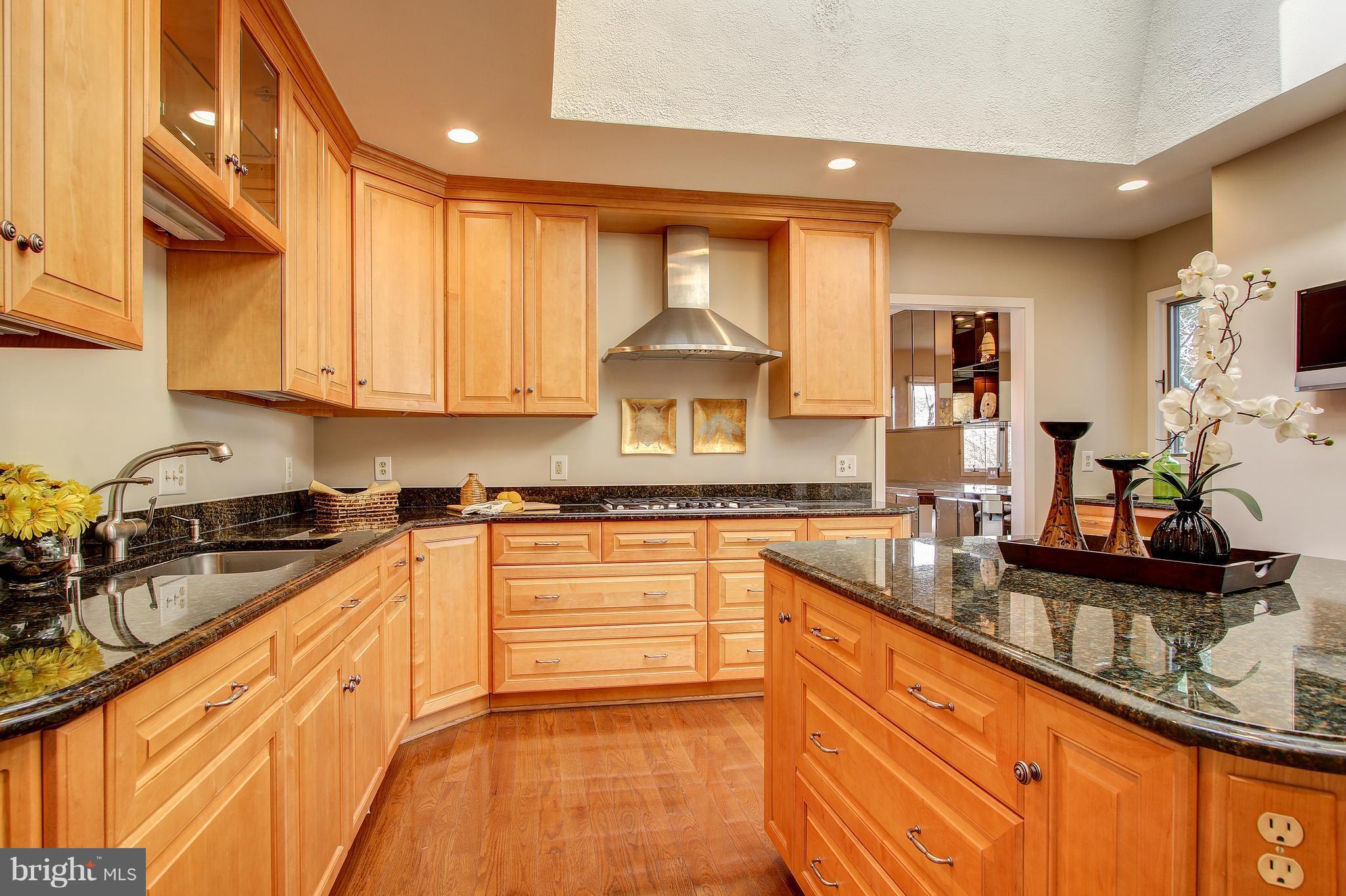 9912 Bluegrass Road Potomac, MD 20854 - Photo 10 of 30 Kitchen