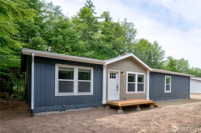 a view of a house with a backyard