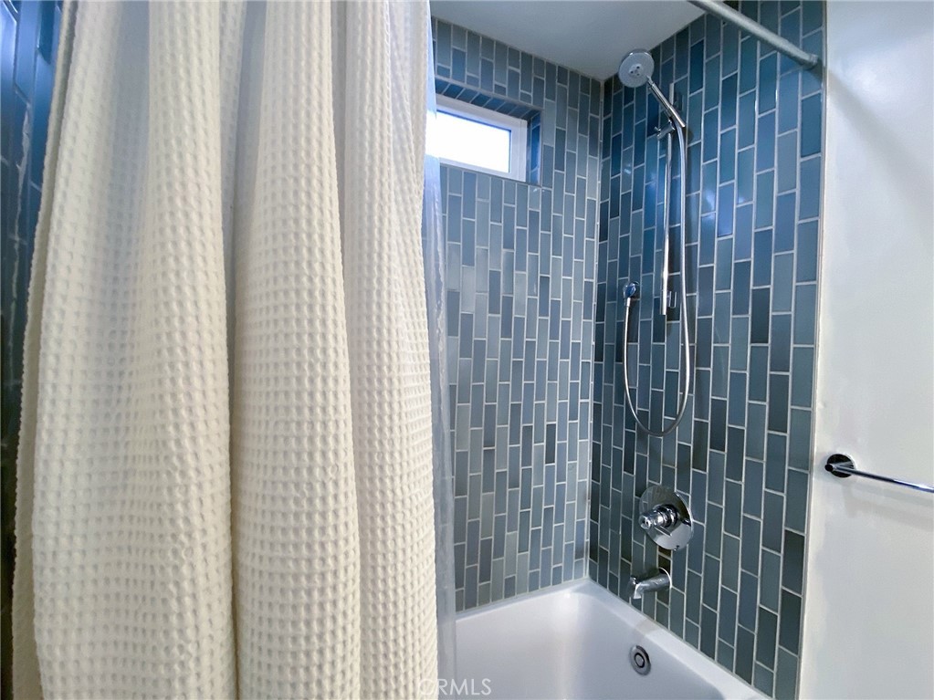 656 Rosecrans Avenue Manhattan Beach, CA 90266 - Photo 18 of 32 a bathroom with a shower and a tub