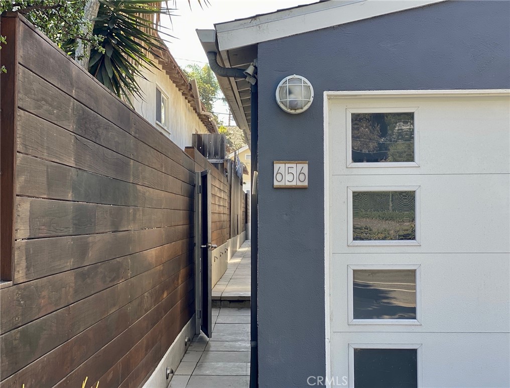 656 Rosecrans Avenue Manhattan Beach, CA 90266 - Photo 2 of 32