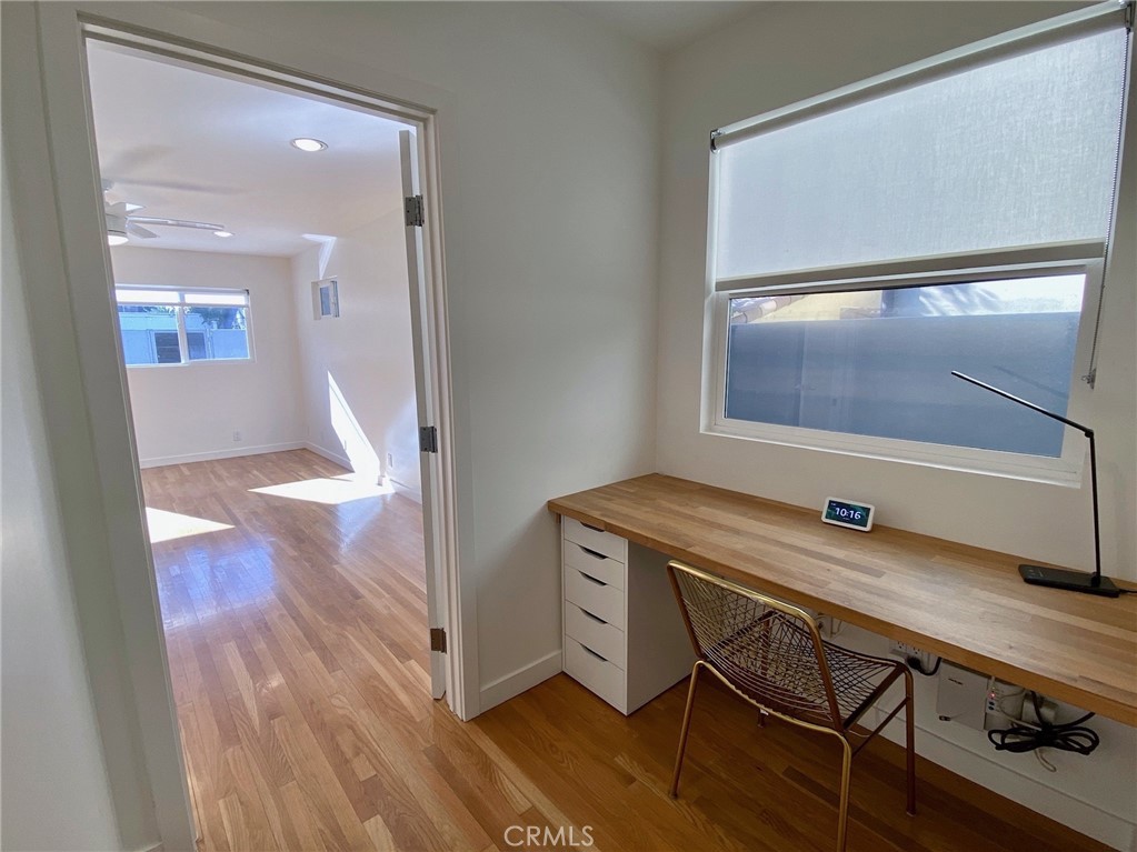 656 Rosecrans Avenue Manhattan Beach, CA 90266 - Photo 21 of 32 a view of a hallway with entryway