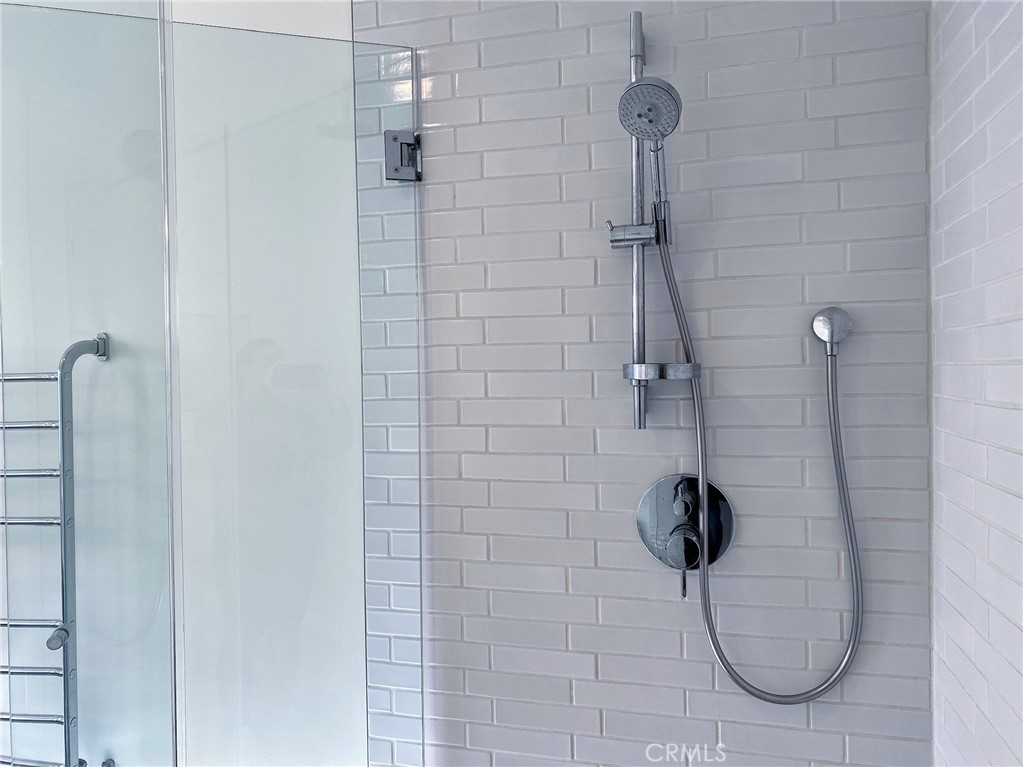 656 Rosecrans Avenue Manhattan Beach, CA 90266 - Photo 26 of 32 a bathroom with a shower