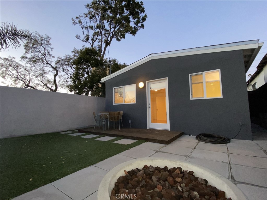 656 Rosecrans Avenue Manhattan Beach, CA 90266 - Photo 28 of 32 a front view of a house with a garden