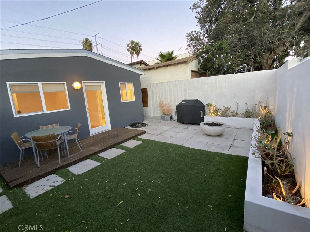 656 Rosecrans Avenue Manhattan Beach, CA 90266 - Photo 29 of 32 a backyard of a house with table and chairs