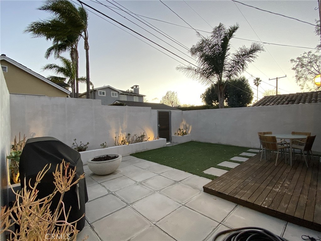 656 Rosecrans Avenue Manhattan Beach, CA 90266 - Photo 30 of 32 a front view of a house with garden