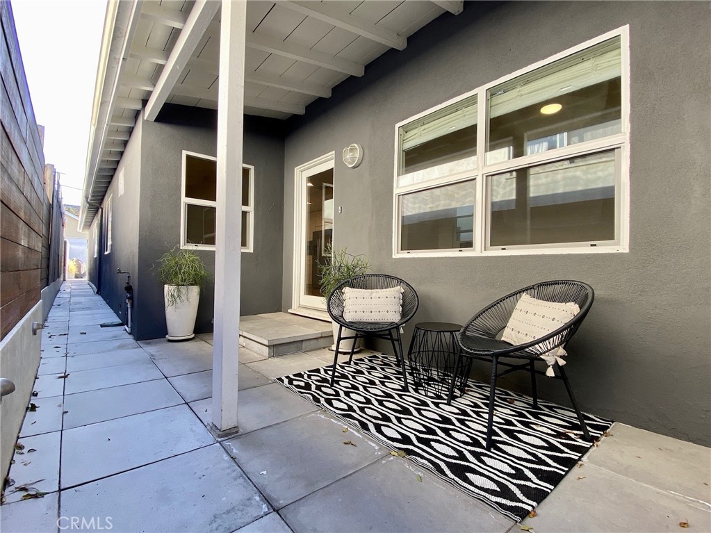 656 Rosecrans Avenue Manhattan Beach, CA 90266 - Photo 5 of 32 a view of a chairs and a table in the patio