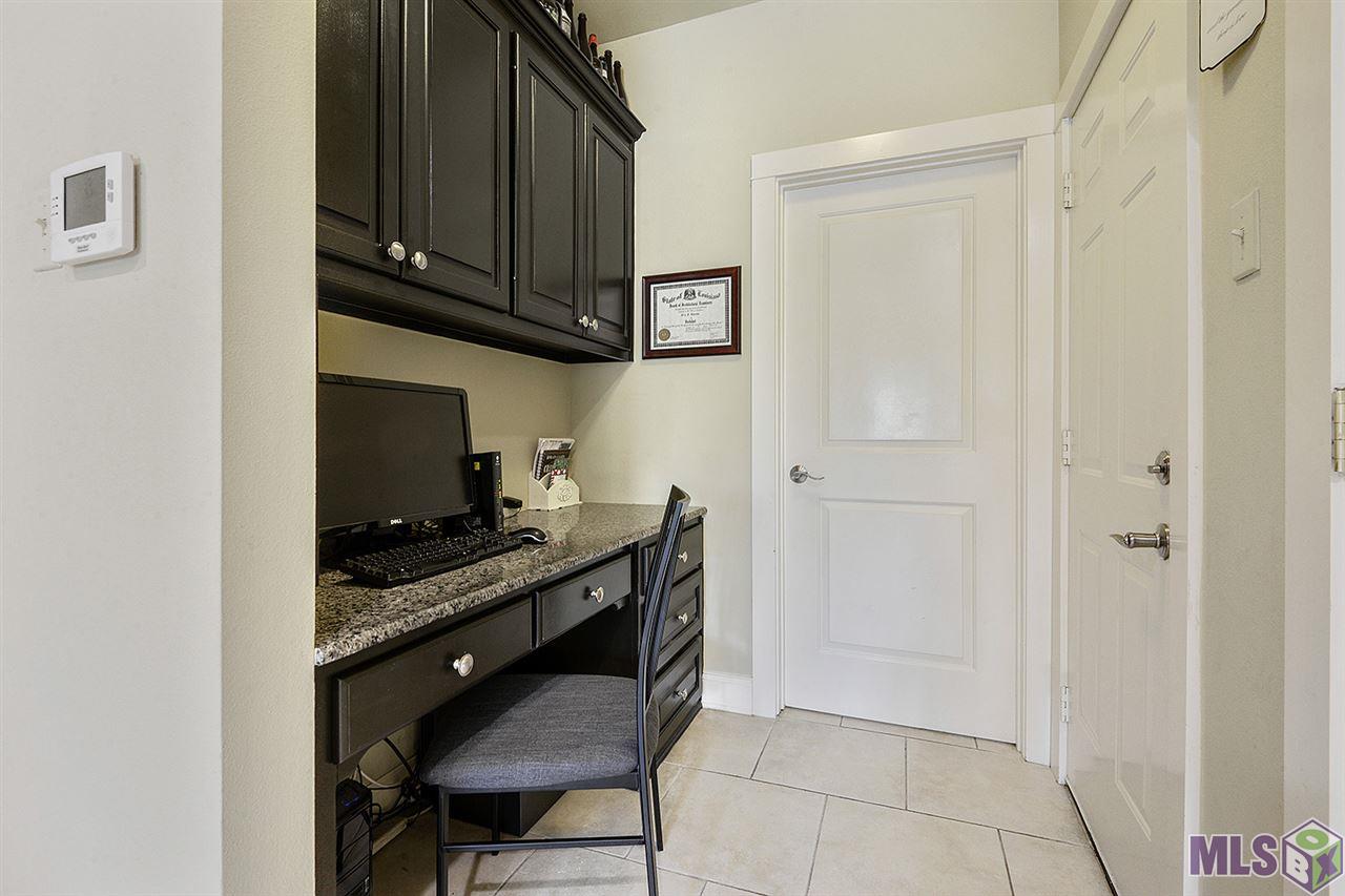 9228 Boone Avenue Baton Rouge, LA 70810 - Photo 6 of 14 Built In Desk