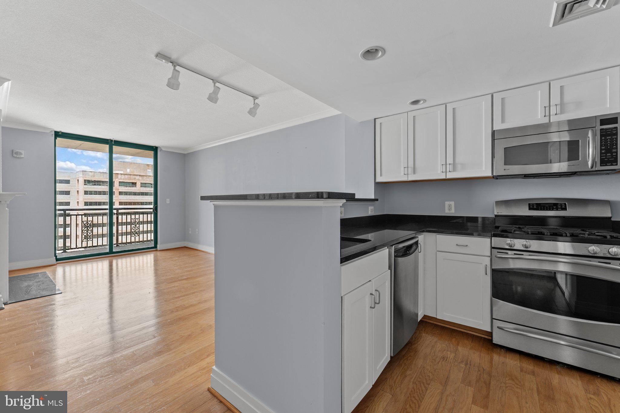 414 Water Street, Unit 1306 Baltimore, MD 21202 - Photo 19 of 29 Bright and airy urban kitchen space.