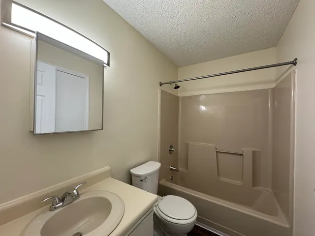 $1,850 | 131 Eastern Avenue, Unit 201, Manchester, NH 03104