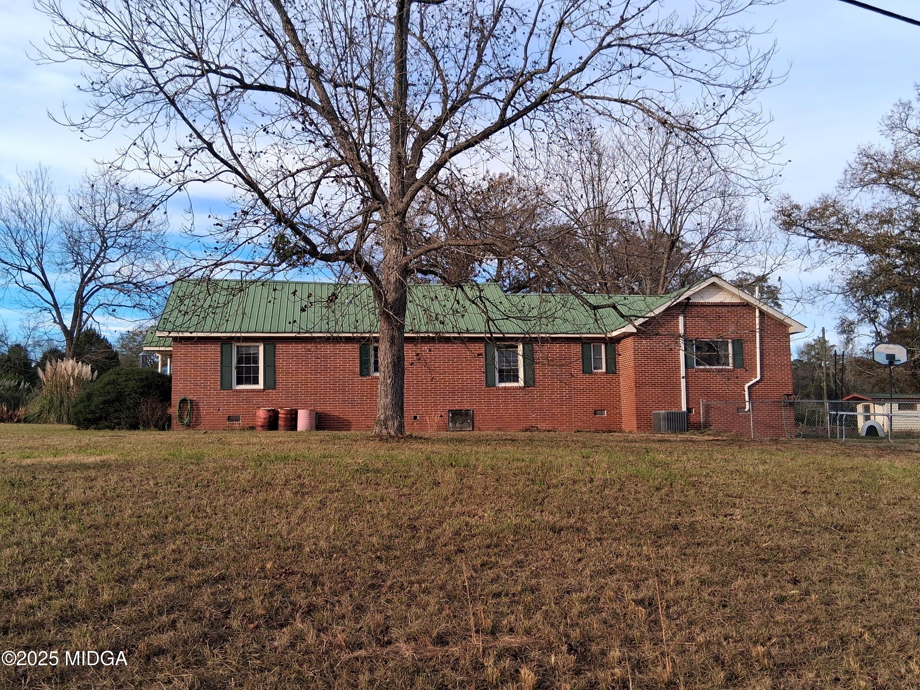 152 North Main Street Gordon, GA 31031 - Photo 3 of 37 a front view of a house with a yard