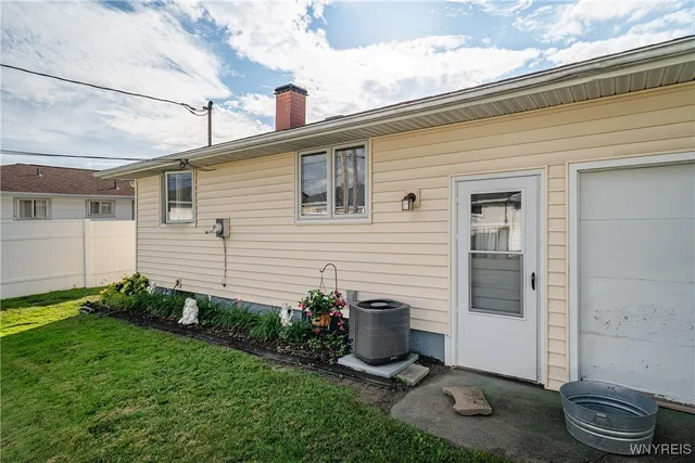 $215,000 | 74 Rosemead Lane, Cheektowaga, NY 14227