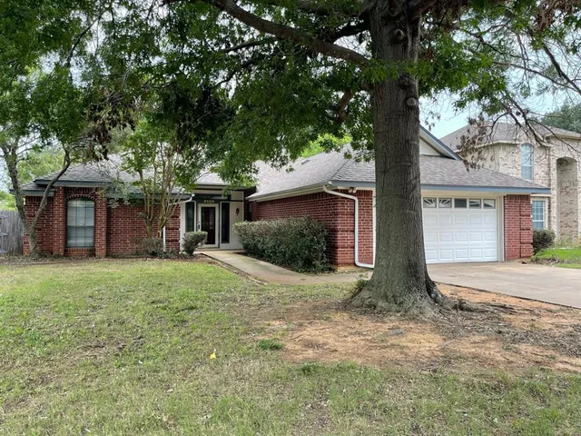 $2,295 | 6109 Kingswood Drive, Arlington, TX 76001