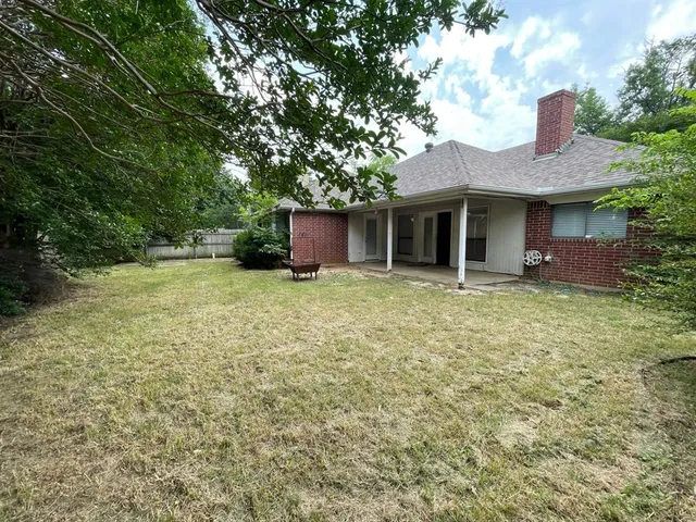 $2,295 | 6109 Kingswood Drive, Arlington, TX 76001