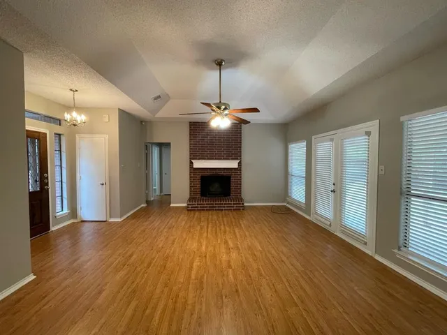 $2,295 | 6109 Kingswood Drive, Arlington, TX 76001