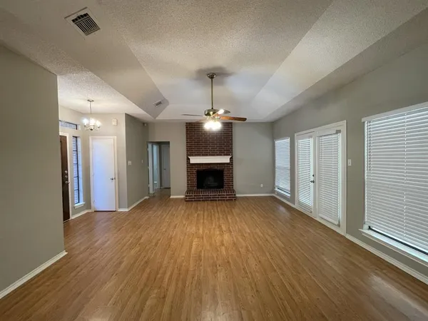 $2,195 | 6109 Kingswood Drive, Arlington, TX 76001