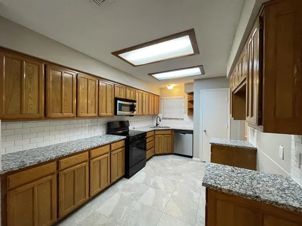 $2,195 | 6109 Kingswood Drive, Arlington, TX 76001