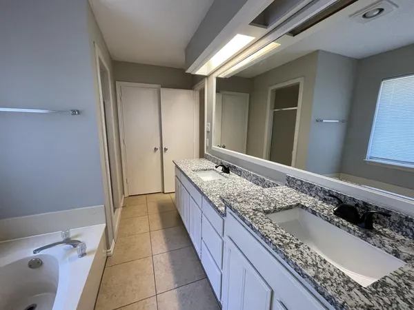 $2,195 | 6109 Kingswood Drive, Arlington, TX 76001