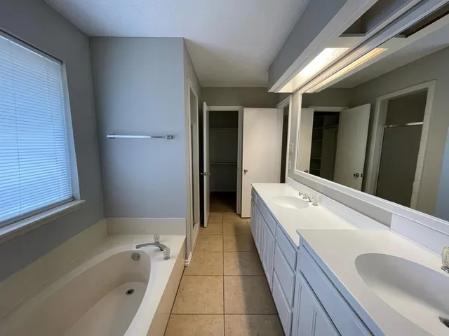 $2,295 | 6109 Kingswood Drive, Arlington, TX 76001