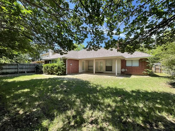 $2,195 | 6109 Kingswood Drive, Arlington, TX 76001