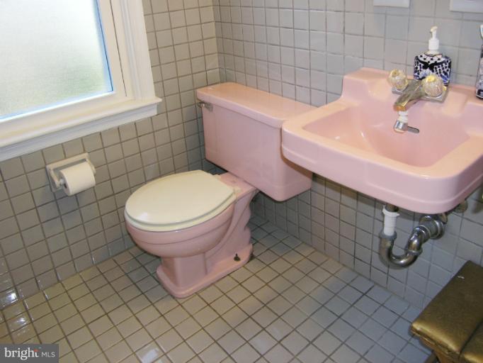 10212 Procter Street Silver Spring, MD 20901 - Photo 17 of 18 Bath - upper level