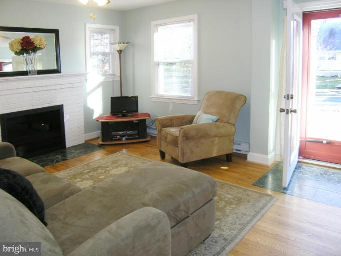 10212 Procter Street Silver Spring, MD 20901 - Photo 9 of 18 Living Room