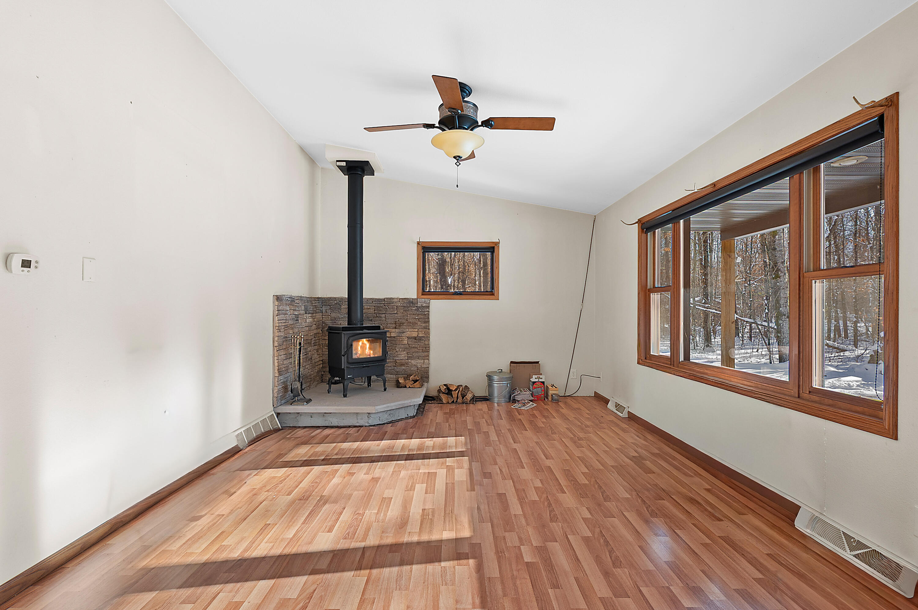 N1520 Spring Glen Road Menominee, WI 54135 - Photo 5 of 55 Vaulted Ceiling