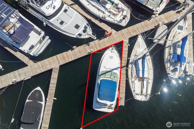 a view of an entryway with a