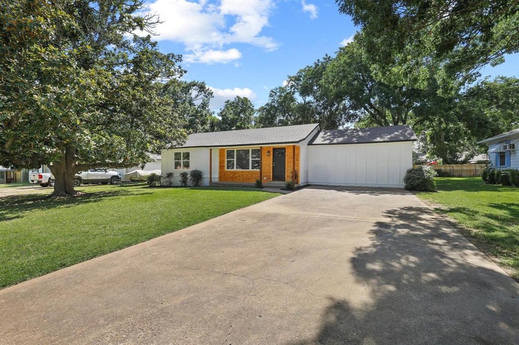 709 Lipscomb Street Bonham, TX 75418 - Photo 2 of 33