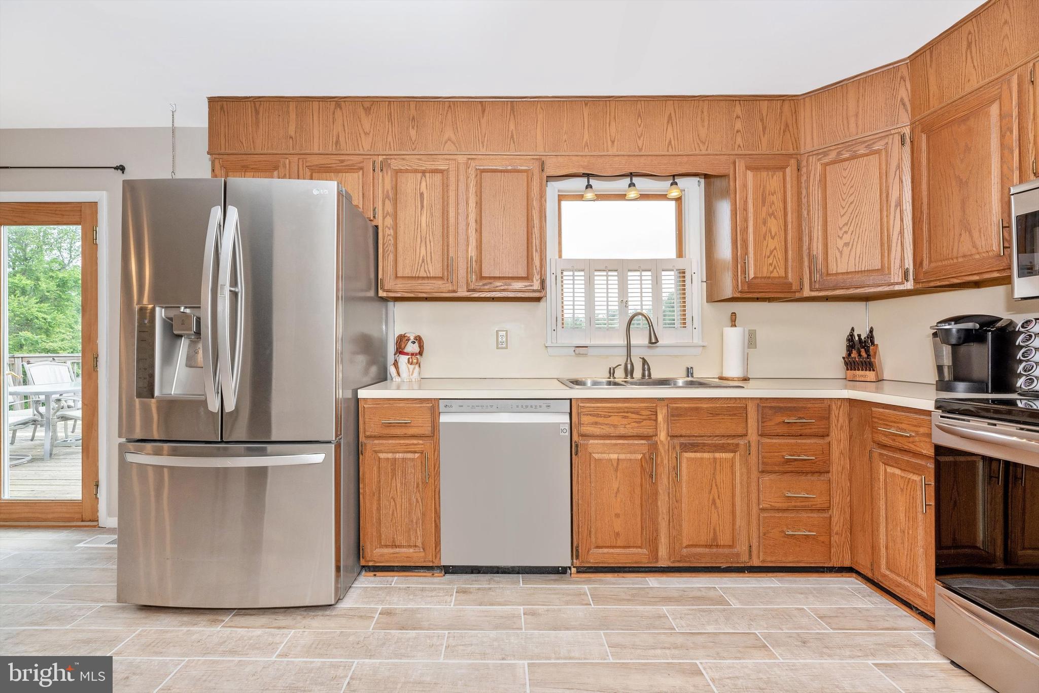 13086 Old Annapolis Road Mount Airy, MD 21771 - Photo 13 of 38 Stainless steel appliances!