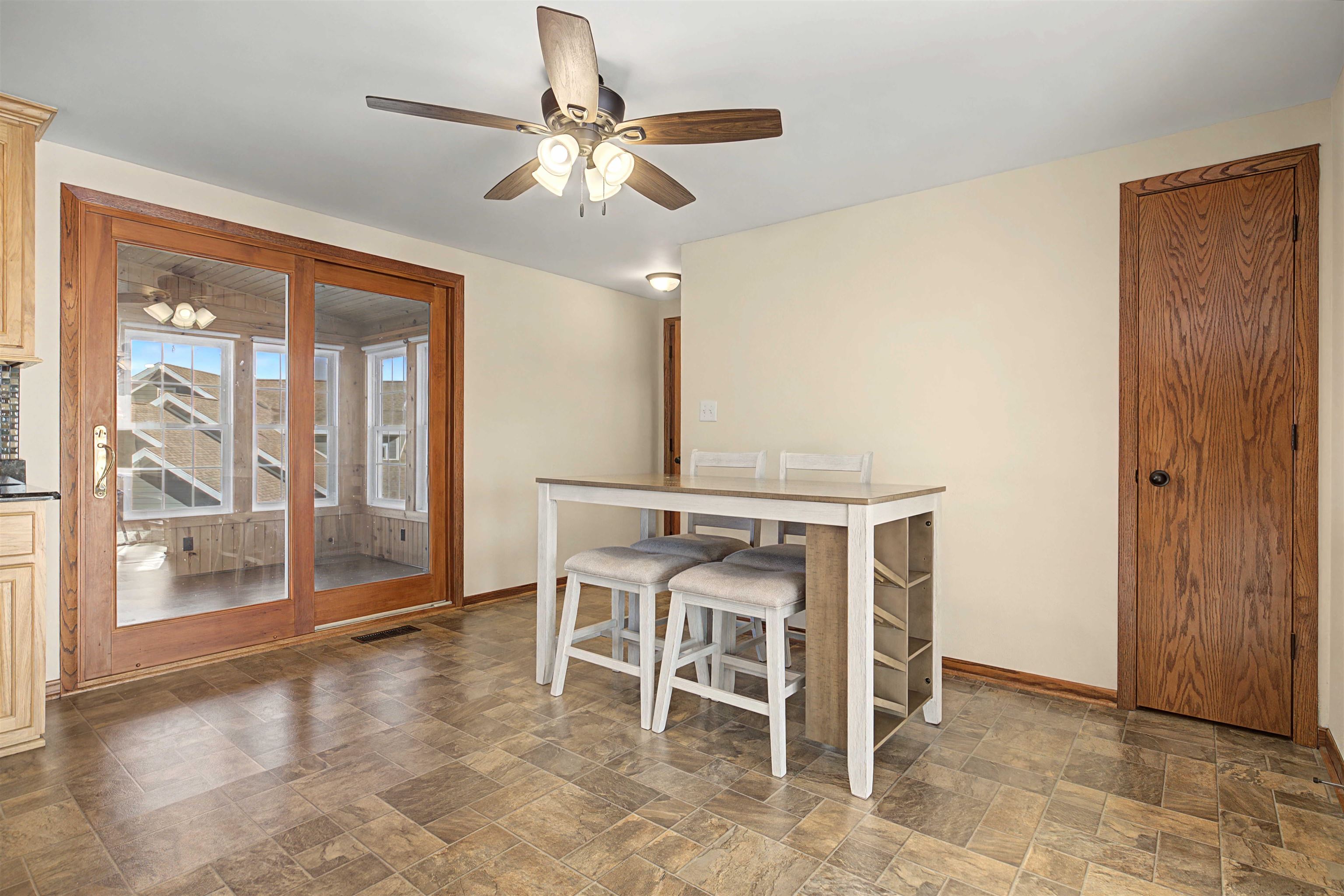 325 Apache Court Galena, IL 61036 - Photo 5 of 43
