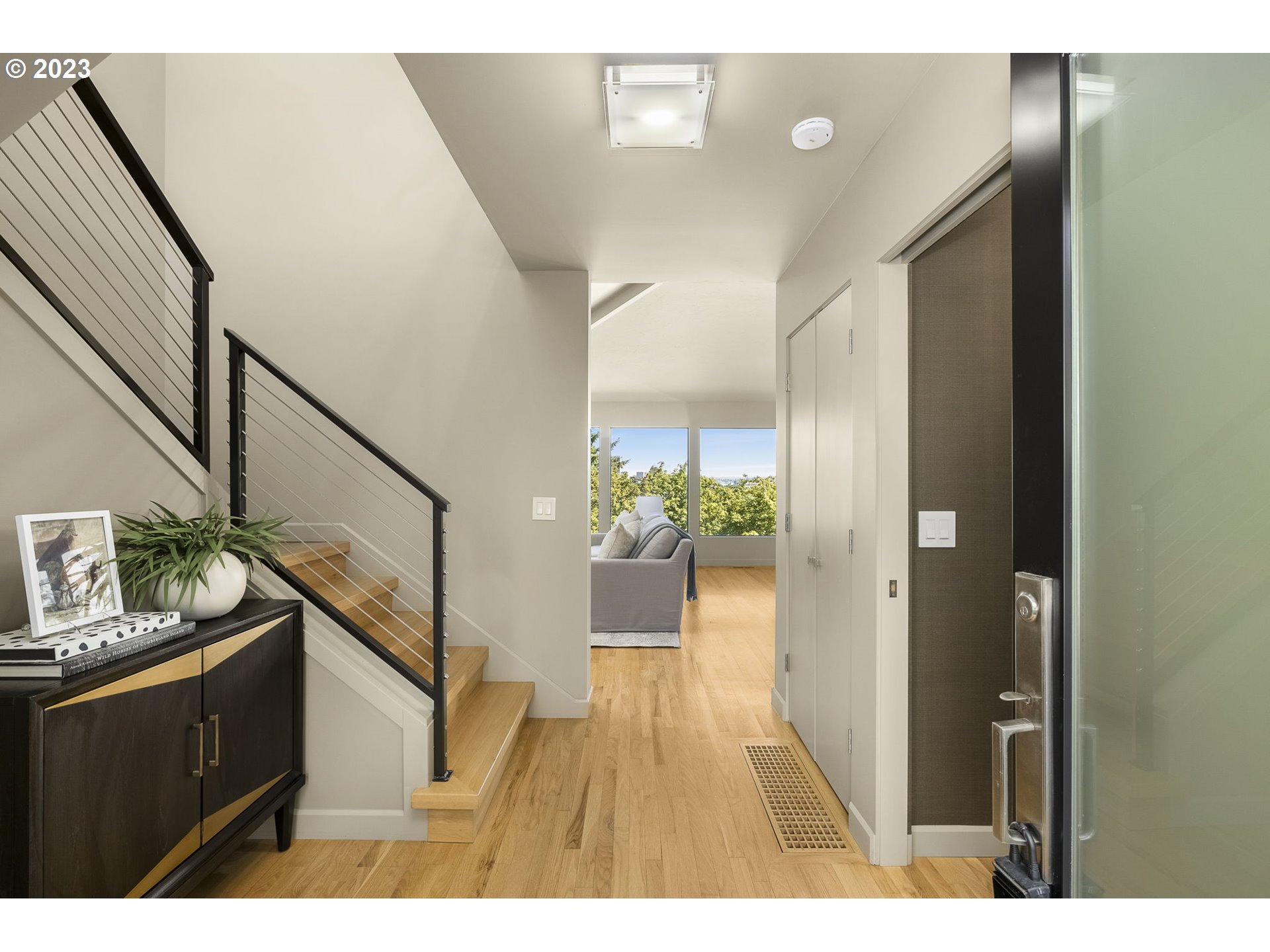 3986 Southwest Condor Avenue Portland, OR 97239 - Photo 5 of 48 Entrance/Foyer