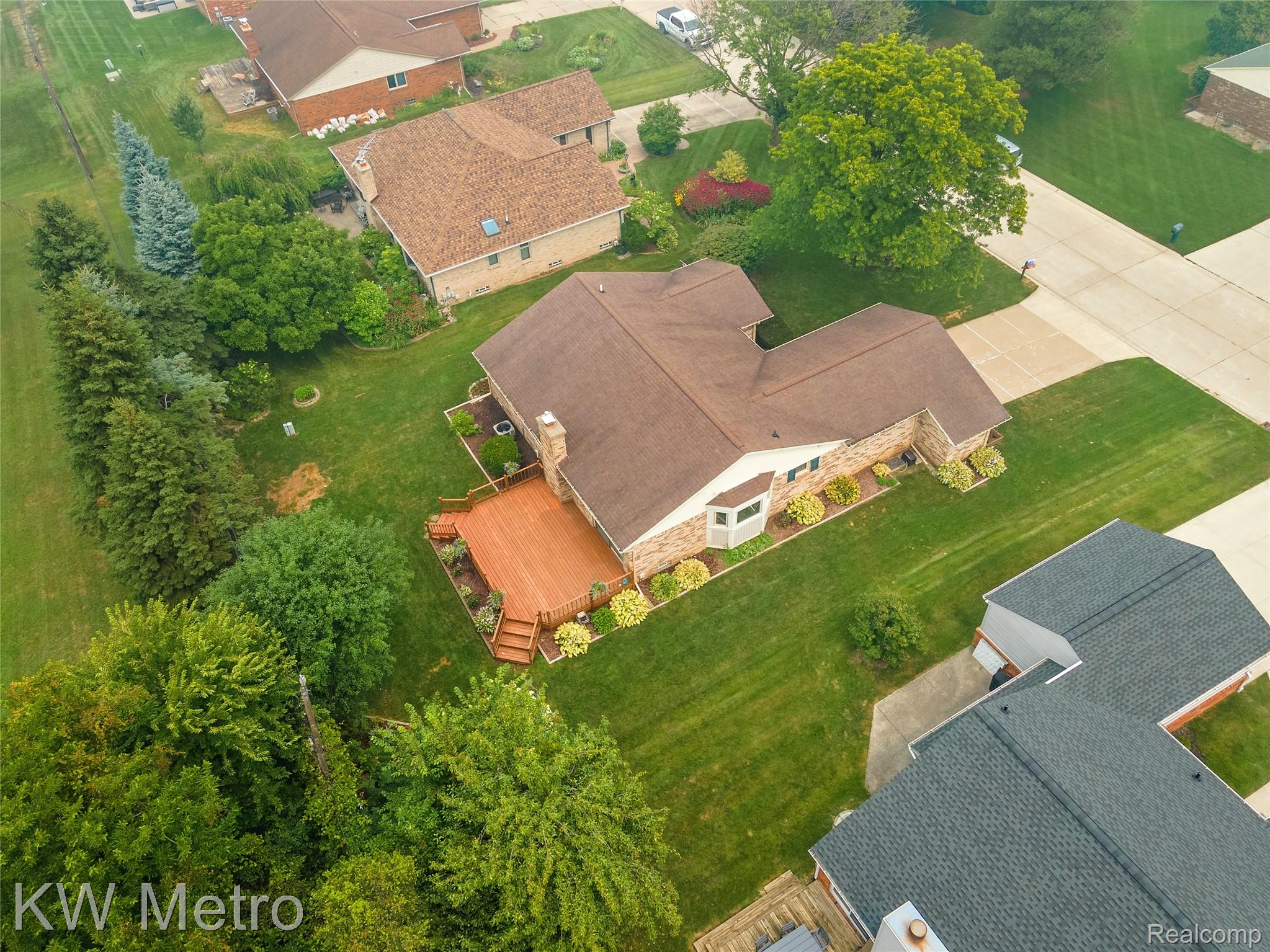 2154 Warrington Road Rochester, MI 48307 - Photo 5 of 41 Brown shingle roof with a brick exterior, featuring a bay window