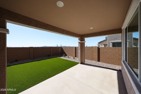 a view of a back yard