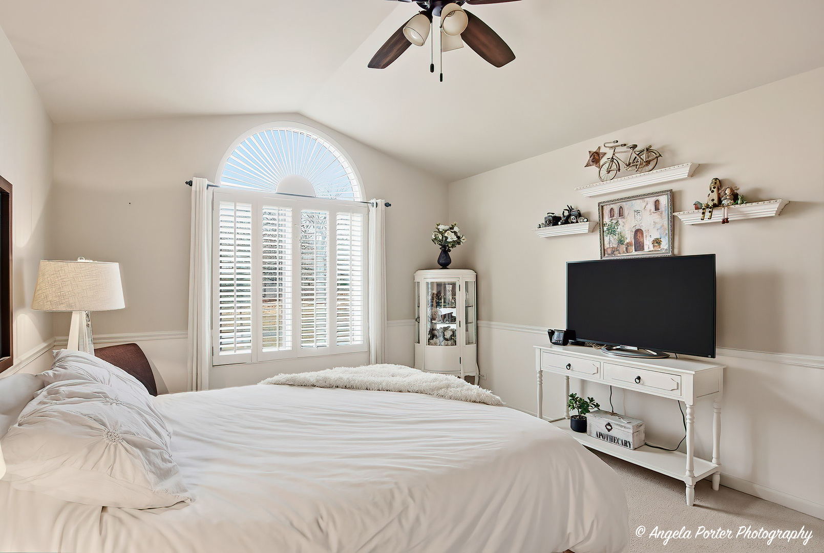 890 Shoreline Road Lake Barrington, IL 60010 - Photo 15 of 42 a bedroom with a flat screen tv on dresser and a chandelier