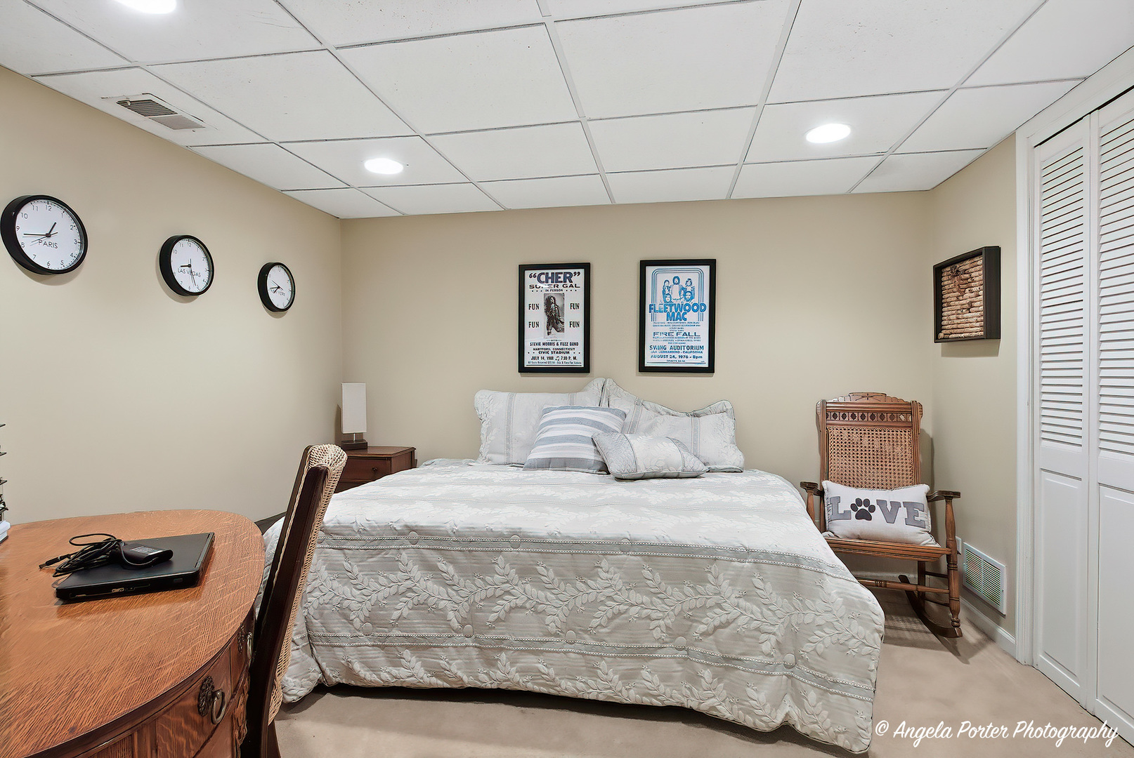 890 Shoreline Road Lake Barrington, IL 60010 - Photo 25 of 42 a bedroom with a bed and a chair