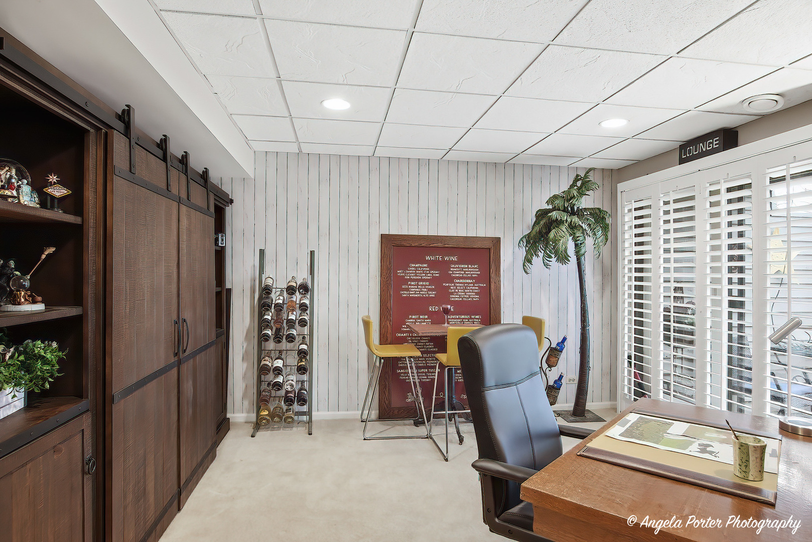 890 Shoreline Road Lake Barrington, IL 60010 - Photo 27 of 42 a room with furniture and a window