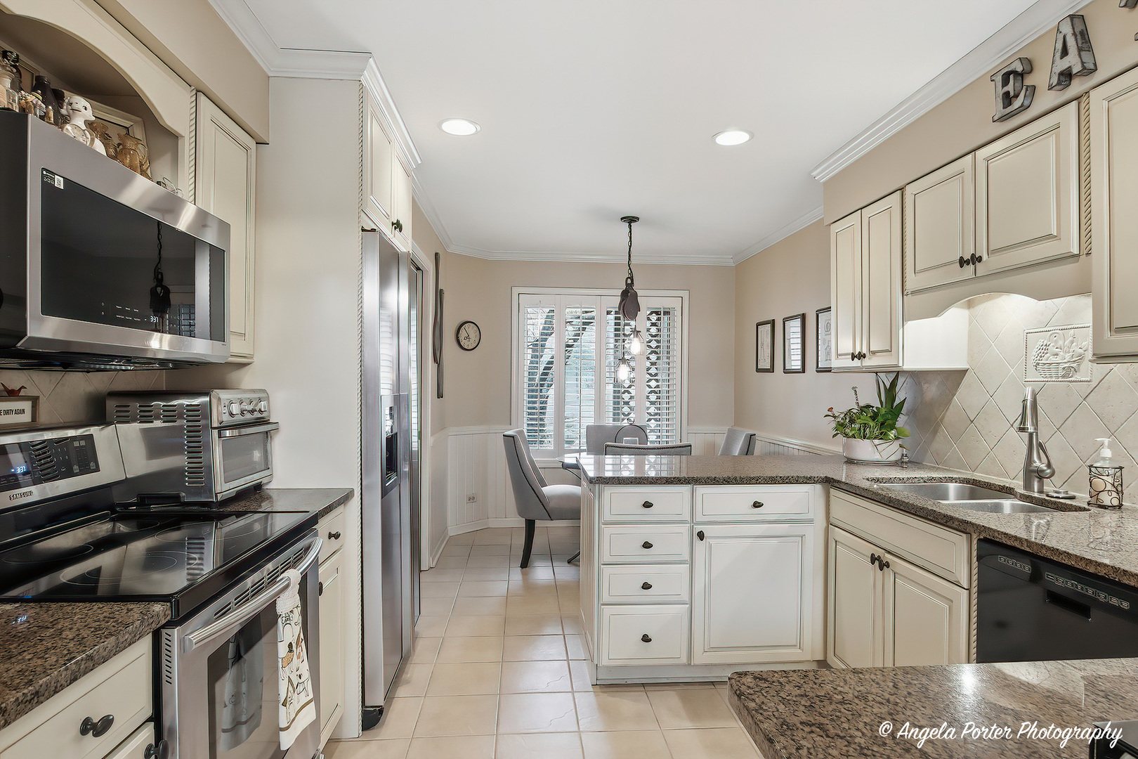 890 Shoreline Road Lake Barrington, IL 60010 - Photo 7 of 42 a kitchen with granite countertop a sink stove and refrigerator