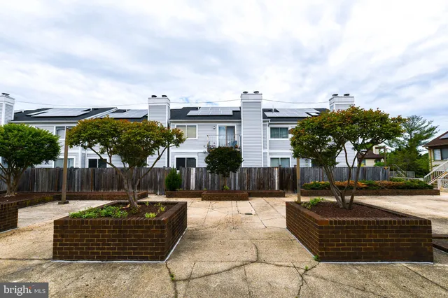 $2,800 | 49 Hawthorne Court Northeast, Washington, DC 20017