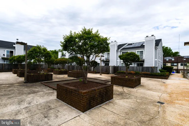 $2,800 | 49 Hawthorne Court Northeast, Washington, DC 20017