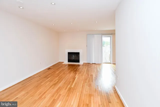 $2,800 | 49 Hawthorne Court Northeast, Washington, DC 20017