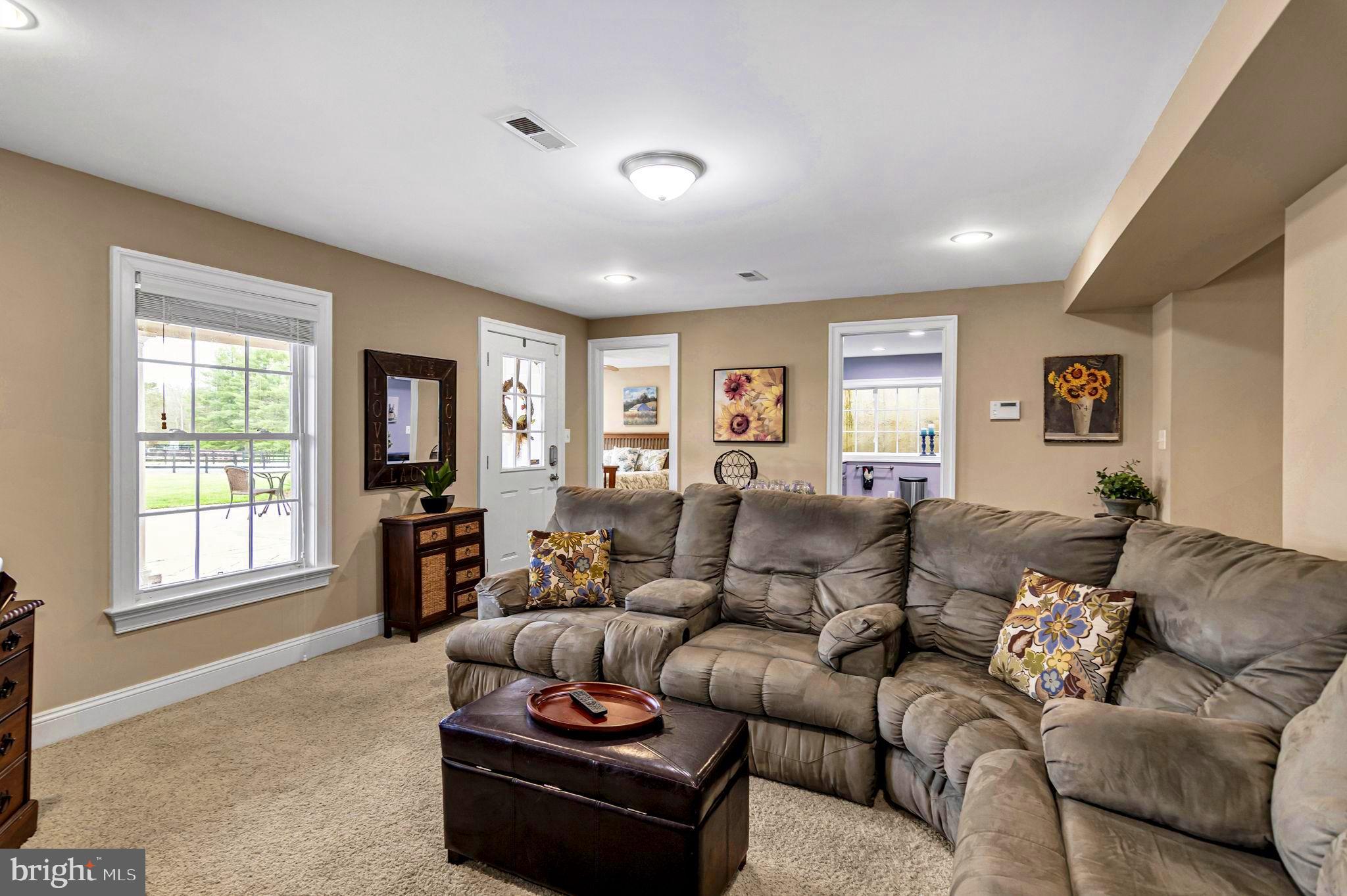 16616 Gaines Road Broad Run, VA 20137 - Photo 121 of 144 Rental space sitting area